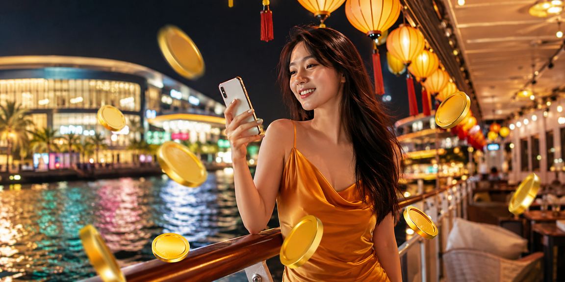 Du khách tại chợ đêm Phú Quốc tham gia cá cược trực tuyến và nhận cashback